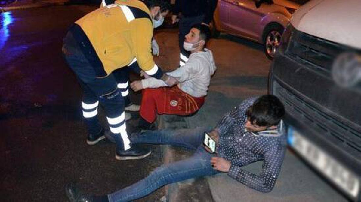 Freni patlayan kamyonetten yola atlayarak kurtuldular