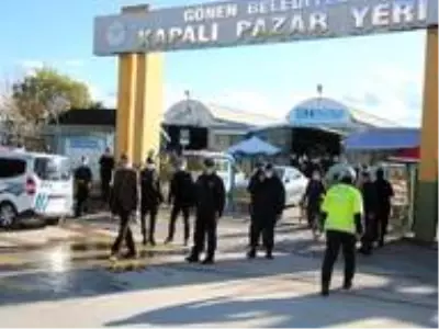 Gönen'de Kaymakam pazarda denetimlerde bulundu Gönen'de Kaymakam pazarda denetimlerde bulundu