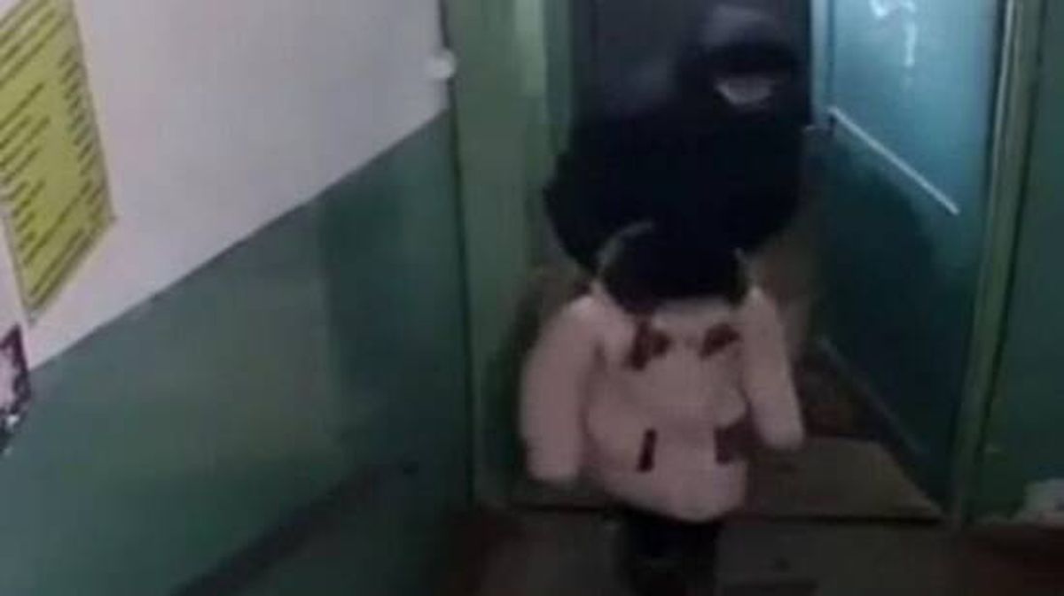 Gözü dönmüş sapık, 11 yaşındaki kız çocuğunu bina girişinde sıkıştırıp istismar etti! O anlar kamerada