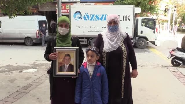 HDP önündeki evlat nöbetine bir aile daha katıldı
