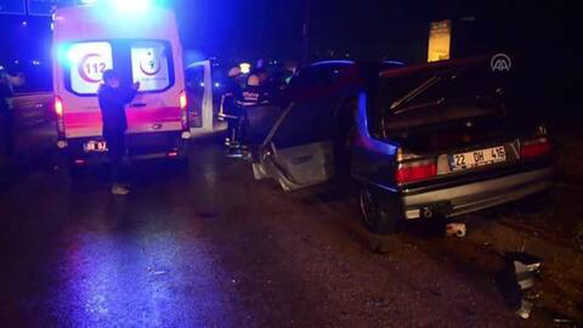 İki otomobil çarpıştı: 1'i ağır 3 yaralı