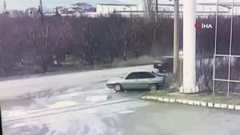 - Isparta'da 2 otomobilin çarpıştığı kaza güvenlik kameralarına yansıdı - Isparta'da 2 otomobilin çarpıştığı kaza güvenlik kameralarına yansıdı