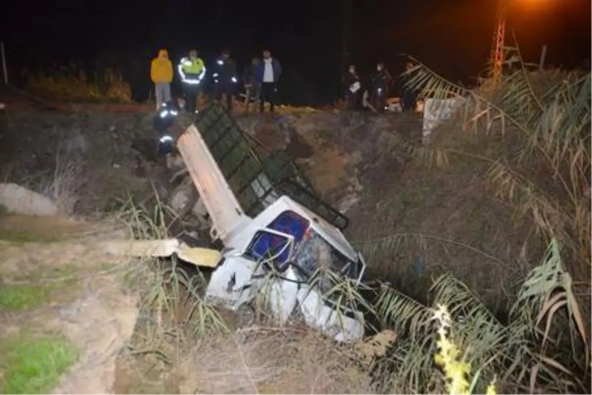 Kamyonet, drenaj kanalına devrildi: 5 yaralı