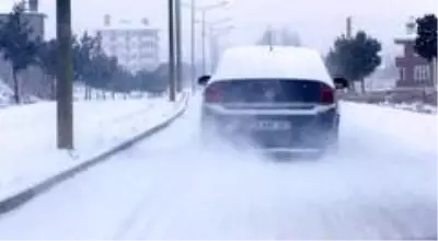 Kars'ta kar yağışı etkili oluyor Kars'ta kar yağışı etkili oluyor