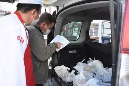 Karantinadaki yaşlılara sıcak yemek yardımı Karantinadaki yaşlılara sıcak yemek yardımı