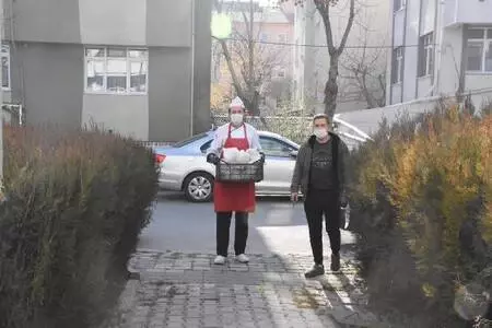 Karantinadaki yaşlılara sıcak yemek yardımı Karantinadaki yaşlılara sıcak yemek yardımı