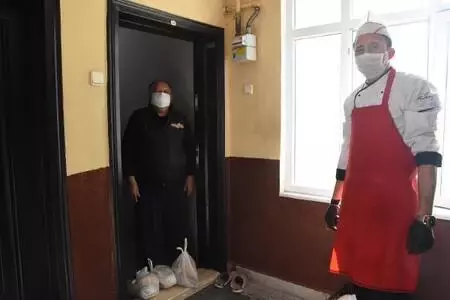 Karantinadaki yaşlılara sıcak yemek yardımı Karantinadaki yaşlılara sıcak yemek yardımı