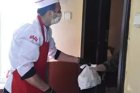 Karantinadaki yaşlılara sıcak yemek yardımı Karantinadaki yaşlılara sıcak yemek yardımı