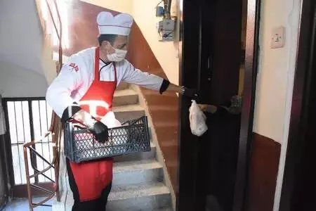 Karantinadaki yaşlılara sıcak yemek yardımı Karantinadaki yaşlılara sıcak yemek yardımı