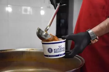 Karantinadaki yaşlılara sıcak yemek yardımı Karantinadaki yaşlılara sıcak yemek yardımı