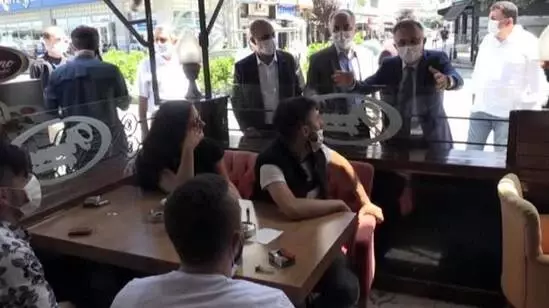 Maske ve mesafe kurallarına uymayan 3 polise ceza yazdıran Vali, ödemeyi de kendisi yaptı Maske ve mesafe kurallarına uymayan 3 polise ceza yazdıran Vali, ödemeyi de kendisi yaptı