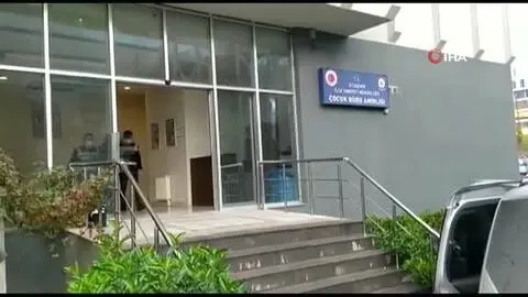 Otomobilini tamir eden adamın cep telefonu kaşla göz arasında böyle çalındı Otomobilini tamir eden adamın cep telefonu kaşla göz arasında böyle çalındı