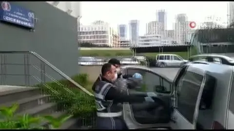 Otomobilini tamir eden adamın cep telefonu kaşla göz arasında böyle çalındı Otomobilini tamir eden adamın cep telefonu kaşla göz arasında böyle çalındı