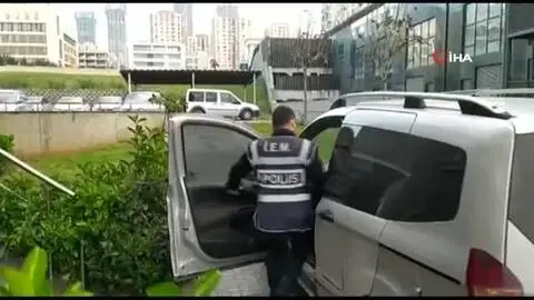 Otomobilini tamir eden adamın cep telefonu kaşla göz arasında böyle çalındı Otomobilini tamir eden adamın cep telefonu kaşla göz arasında böyle çalındı