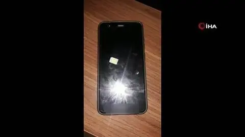 Otomobilini tamir eden adamın cep telefonu kaşla göz arasında böyle çalındı Otomobilini tamir eden adamın cep telefonu kaşla göz arasında böyle çalındı