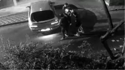 Otomobilini tamir eden adamın cep telefonu kaşla göz arasında böyle çalındı Otomobilini tamir eden adamın cep telefonu kaşla göz arasında böyle çalındı