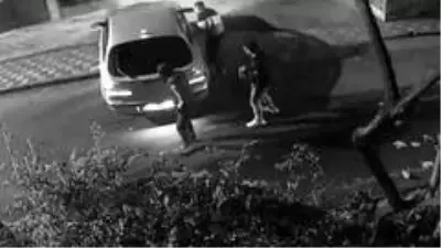 Otomobilini tamir eden adamın cep telefonu kaşla göz arasında böyle çalındı Otomobilini tamir eden adamın cep telefonu kaşla göz arasında böyle çalındı