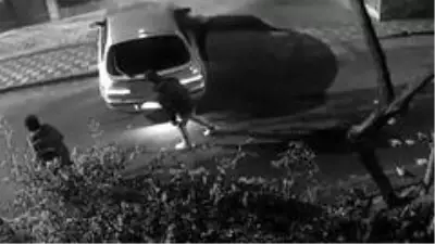 Otomobilini tamir eden adamın cep telefonu kaşla göz arasında böyle çalındı Otomobilini tamir eden adamın cep telefonu kaşla göz arasında böyle çalındı