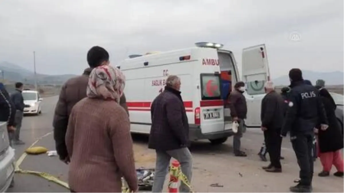 Panelvan minibüs ile kamyonet çarpıştı: 2 yaralı