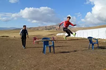 Son dakika: Sandalye ve sırıklarla parkur oluşturan milli atlete, malzeme yardımı Son dakika: Sandalye ve sırıklarla parkur oluşturan milli atlete, malzeme yardımı