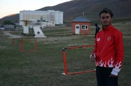 Son dakika: Sandalye ve sırıklarla parkur oluşturan milli atlete, malzeme yardımı Son dakika: Sandalye ve sırıklarla parkur oluşturan milli atlete, malzeme yardımı