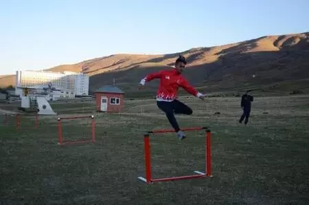 Son dakika: Sandalye ve sırıklarla parkur oluşturan milli atlete, malzeme yardımı Son dakika: Sandalye ve sırıklarla parkur oluşturan milli atlete, malzeme yardımı