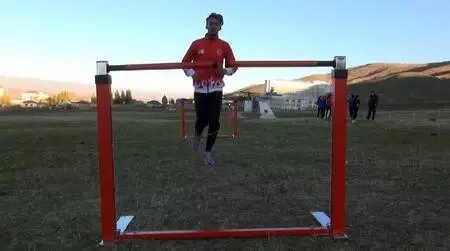 Son dakika: Sandalye ve sırıklarla parkur oluşturan milli atlete, malzeme yardımı Son dakika: Sandalye ve sırıklarla parkur oluşturan milli atlete, malzeme yardımı