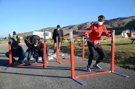 Son dakika: Sandalye ve sırıklarla parkur oluşturan milli atlete, malzeme yardımı Son dakika: Sandalye ve sırıklarla parkur oluşturan milli atlete, malzeme yardımı