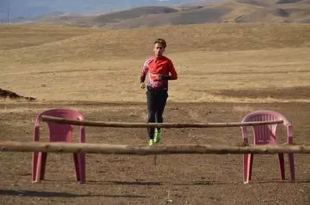 Son dakika: Sandalye ve sırıklarla parkur oluşturan milli atlete, malzeme yardımı Son dakika: Sandalye ve sırıklarla parkur oluşturan milli atlete, malzeme yardımı