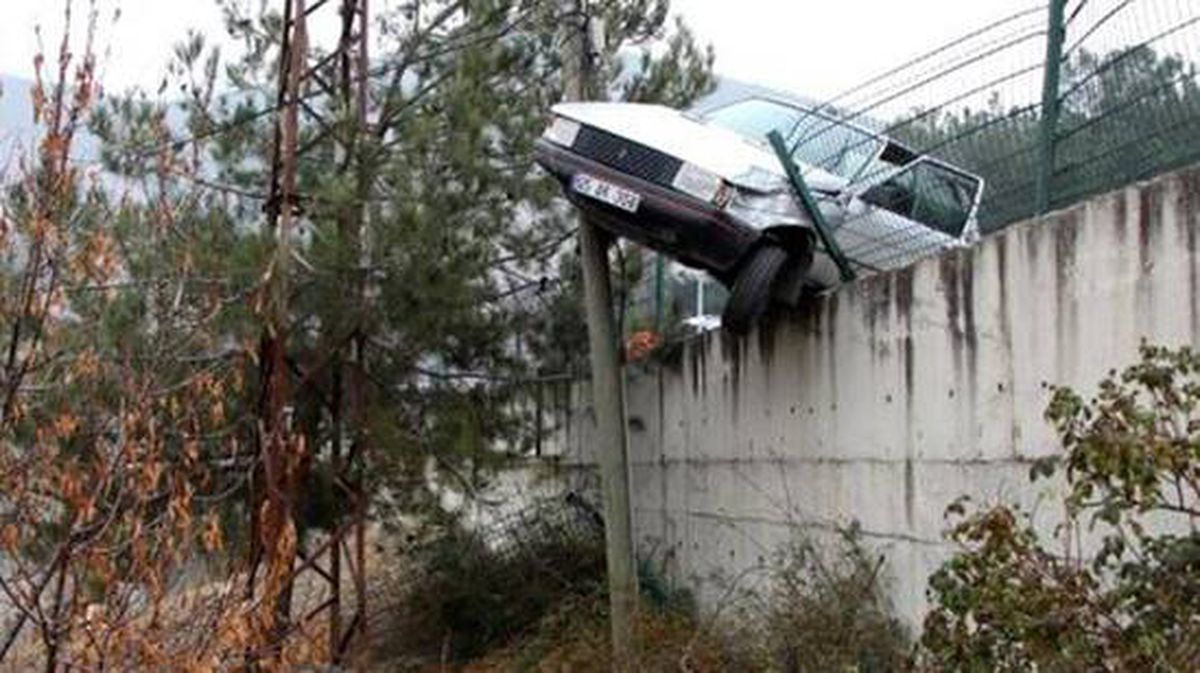 Aracın hakimiyetini kaybetti, istinat duvarından uçmaktan telefon direği kurtardı