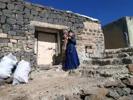 Vali Demirtaş, annesinin sırtında taşıdığı Sebahattin için yolu parke taşı ile döşetti Vali Demirtaş, annesinin sırtında taşıdığı Sebahattin için yolu parke taşı ile döşetti