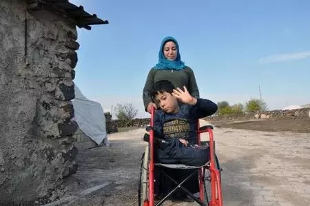 Vali Demirtaş, annesinin sırtında taşıdığı Sebahattin için yolu parke taşı ile döşetti Vali Demirtaş, annesinin sırtında taşıdığı Sebahattin için yolu parke taşı ile döşetti