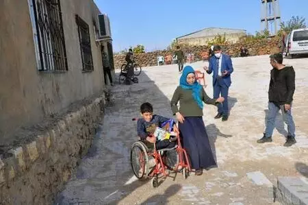 Vali Demirtaş, annesinin sırtında taşıdığı Sebahattin için yolu parke taşı ile döşetti Vali Demirtaş, annesinin sırtında taşıdığı Sebahattin için yolu parke taşı ile döşetti