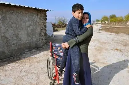 Vali Demirtaş, annesinin sırtında taşıdığı Sebahattin için yolu parke taşı ile döşetti Vali Demirtaş, annesinin sırtında taşıdığı Sebahattin için yolu parke taşı ile döşetti