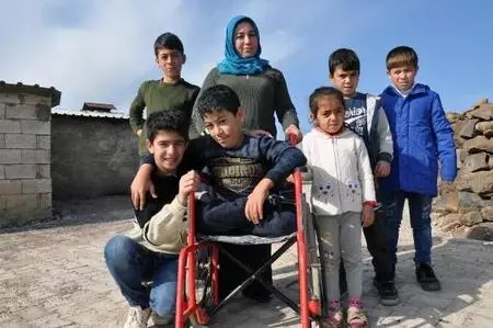 Vali Demirtaş, annesinin sırtında taşıdığı Sebahattin için yolu parke taşı ile döşetti Vali Demirtaş, annesinin sırtında taşıdığı Sebahattin için yolu parke taşı ile döşetti