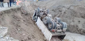 Yol çökünce kamyon kanalizasyon çalışması için açılan çukura devrildi