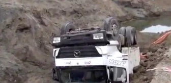 Yol çöktü, kamyon devrildi: 1 yaralı