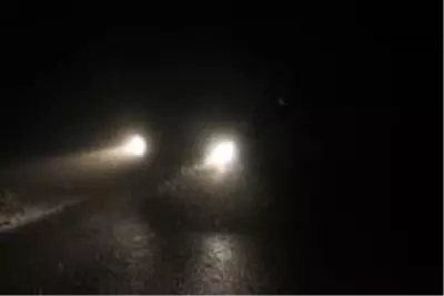 Ağrı'da etkili olan kar ve sis sürücülere zor anlar yaşattı