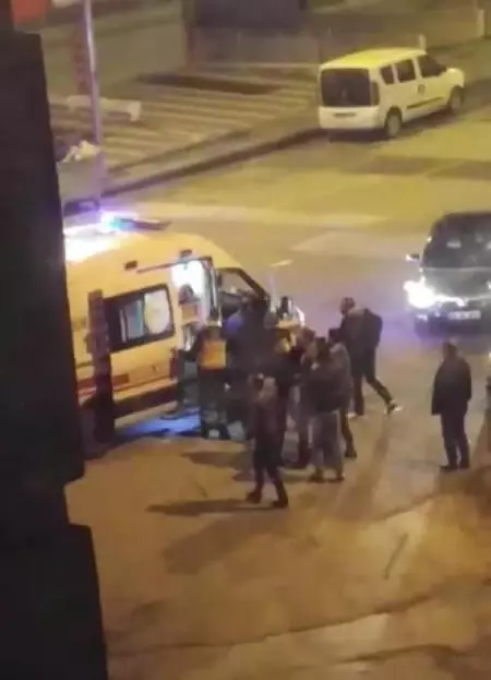 Ambulansa alınmayan hasta yakınları sağlık personelini darbetti Ambulansa alınmayan hasta yakınları sağlık personelini darbetti