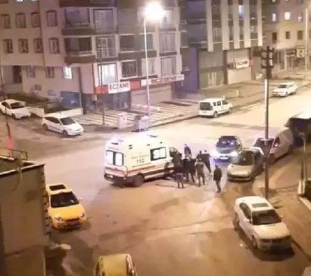 Ambulansa alınmayan hasta yakınları sağlık personelini darbetti Ambulansa alınmayan hasta yakınları sağlık personelini darbetti