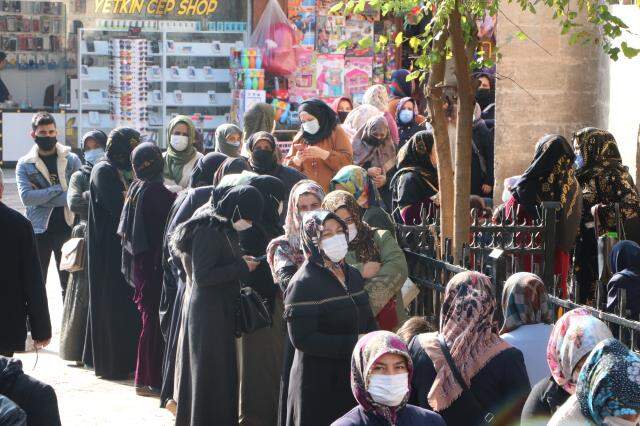 Bakan Koca'nın vaka sayısındaki hızlı artışa dikkat çektiği Şanlıurfa'da PTT önünde uzun kuyruklar oluştu