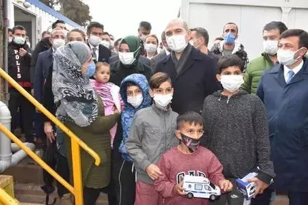 Süleyman Soylu, İzmir'de konteyner kenti ziyaret etti Süleyman Soylu, İzmir'de konteyner kenti ziyaret etti
