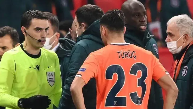 Başakşehir ile PSG maçında 4. hakemin 'ırkçı ifadeler kullandığı' gerekçesiyle takımlar sahadan ayrıldı Başakşehir ile PSG maçında 4. hakemin 'ırkçı ifadeler kullandığı' gerekçesiyle takımlar sahadan ayrıldı