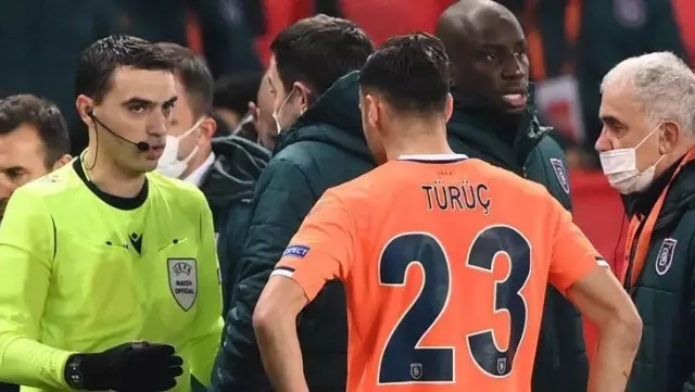 Başakşehir ile PSG maçında 4. hakemin 'ırkçı ifadeler kullandığı' gerekçesiyle takımlar sahadan ayrıldı Başakşehir ile PSG maçında 4. hakemin 'ırkçı ifadeler kullandığı' gerekçesiyle takımlar sahadan ayrıldı
