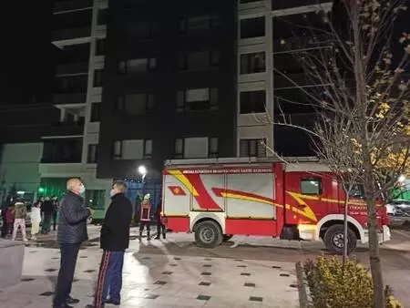 Başkent'te apartmanın 12'nci katında çıkan yangın korkuttu: 2 yaralı Başkent'te apartmanın 12'nci katında çıkan yangın korkuttu: 2 yaralı
