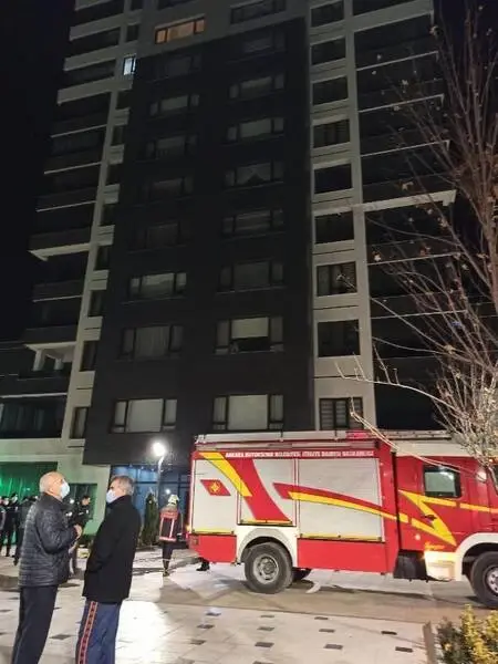 Başkent'te apartmanın 12'nci katında çıkan yangın korkuttu: 2 yaralı Başkent'te apartmanın 12'nci katında çıkan yangın korkuttu: 2 yaralı