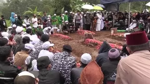 Çatışmada ölen Endonezya İslami Savunucular Cephesi üyelerinin cenazeleri defnedildi Çatışmada ölen Endonezya İslami Savunucular Cephesi üyelerinin cenazeleri defnedildi