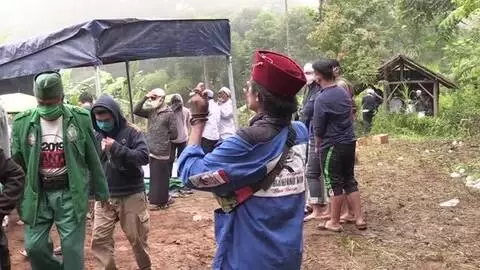 Çatışmada ölen Endonezya İslami Savunucular Cephesi üyelerinin cenazeleri defnedildi Çatışmada ölen Endonezya İslami Savunucular Cephesi üyelerinin cenazeleri defnedildi