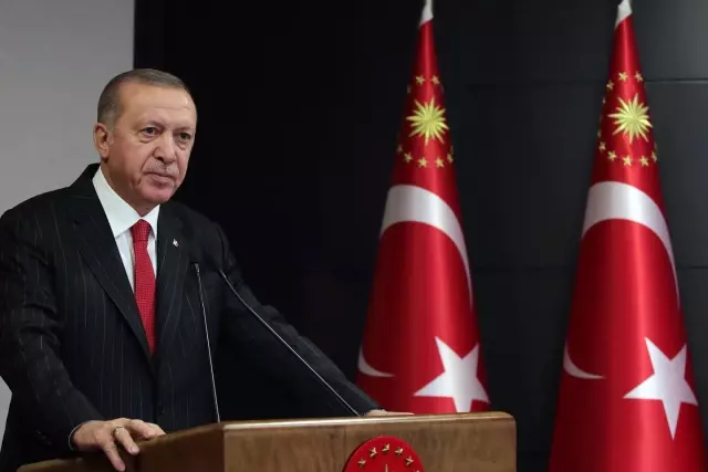 Cumhurbaşkanı Erdoğan'dan Başakşehir övgüsü: Irkçılığa karşı kararlı bir duruş sergilediler Cumhurbaşkanı Erdoğan'dan Başakşehir övgüsü: Irkçılığa karşı kararlı bir duruş sergilediler