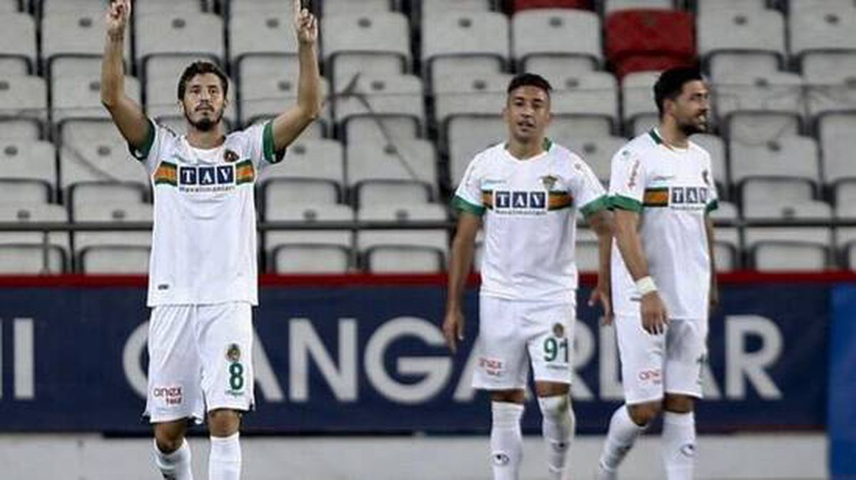 Göztepe maçında cezalı duruma düşen Alanyasporlu Salih Uçan, Beşiktaş'a karşı oynayamayacak